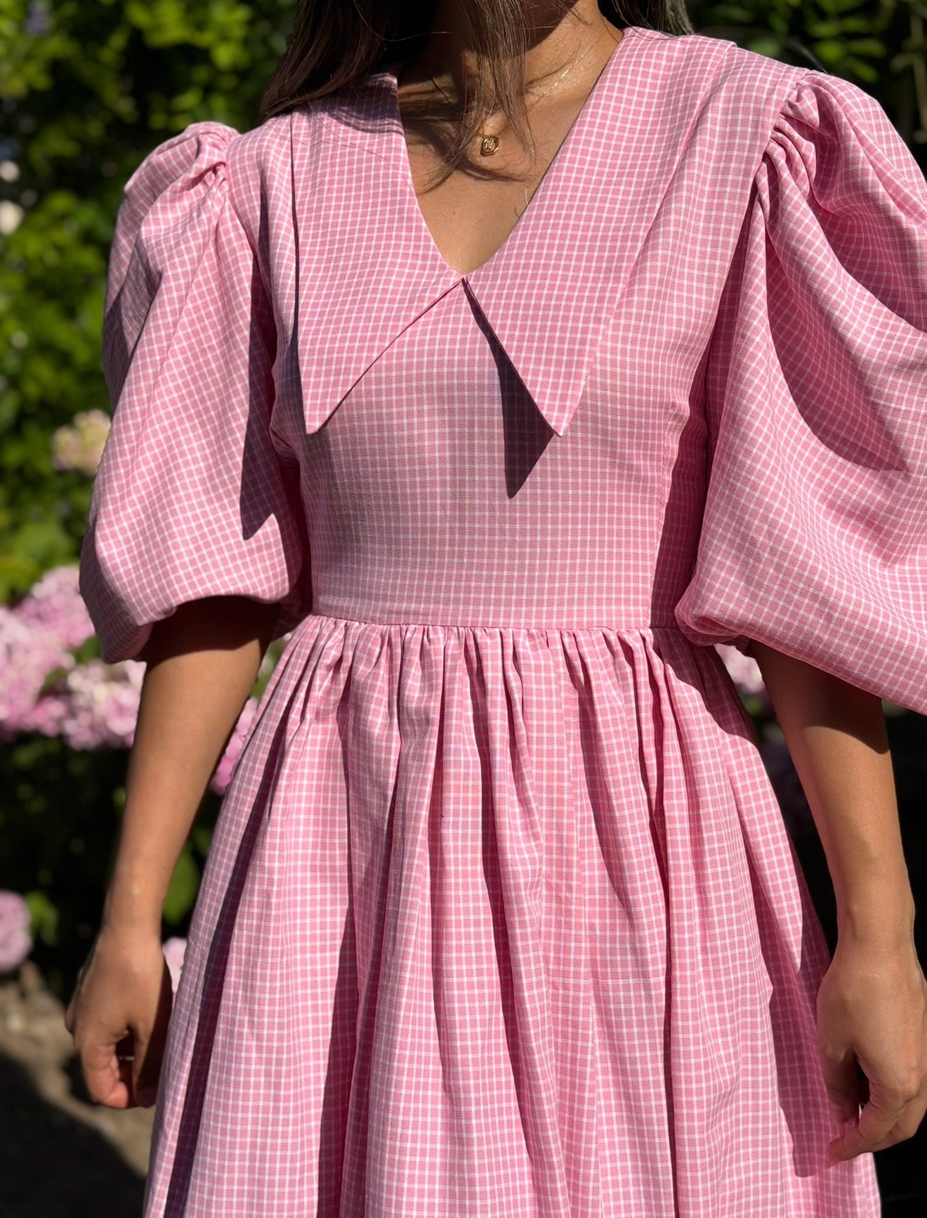 Pembe Yakalı Elbise